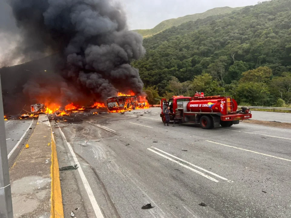 Tragedia: Fuerte explosión de cisterna con thinner dejó 14 muertos (Imágenes fuertes)