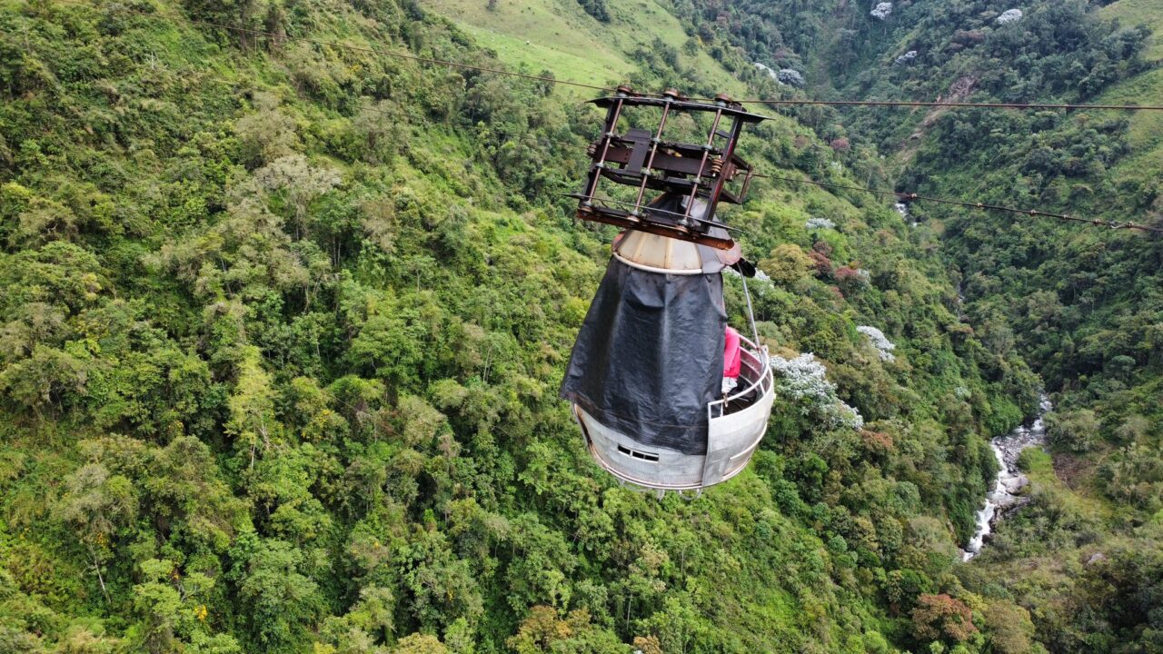 Angustiante momento: cinco personas atrapadas en una góndola a 250 metros de altura