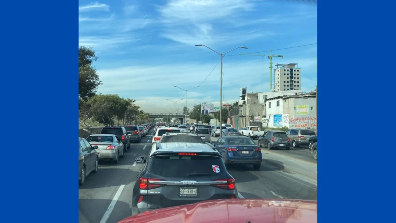 Hasta 5 horas para cruzar garita de San Ysidro tras caótico fin de semana