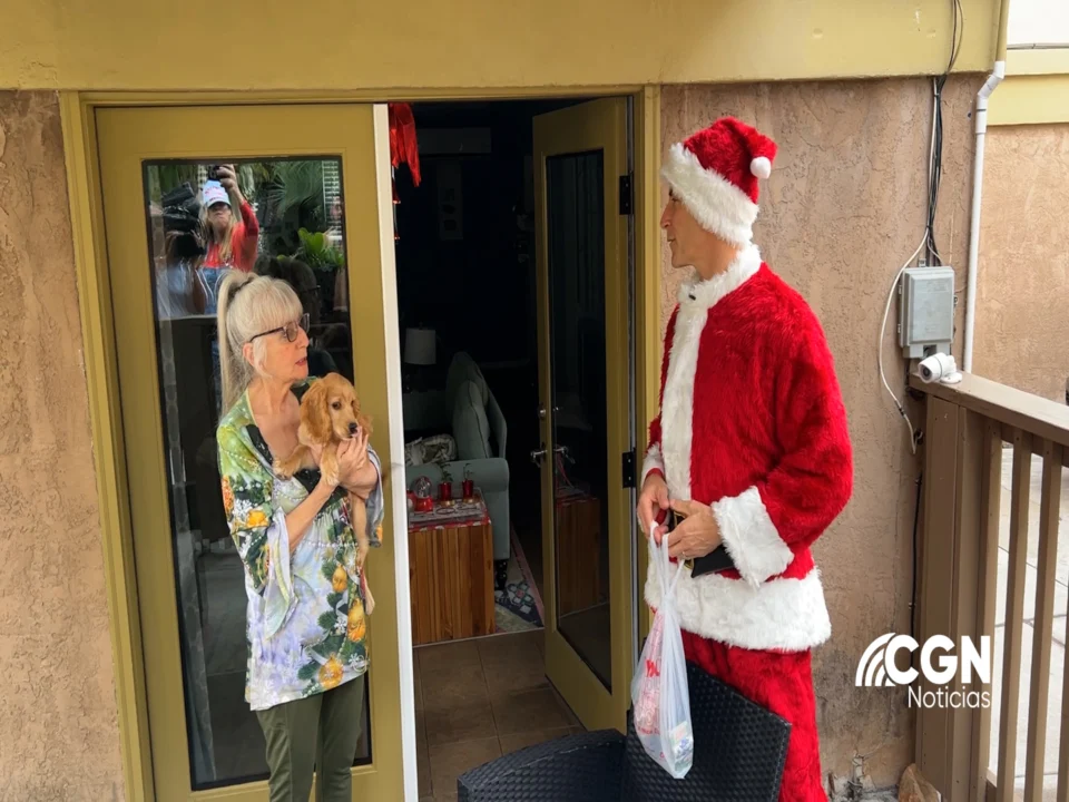 Santa Claus visita a una abuela de Barrio Logan