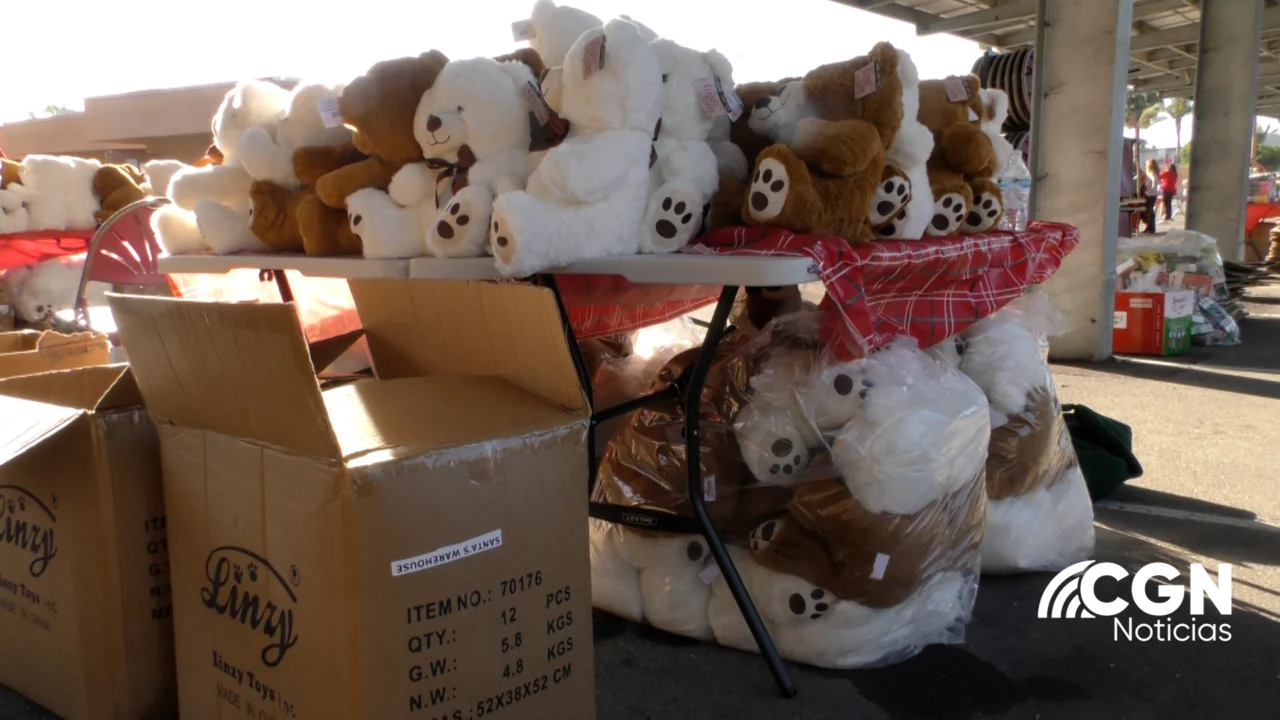 Regalan juguetes en San Ysidro