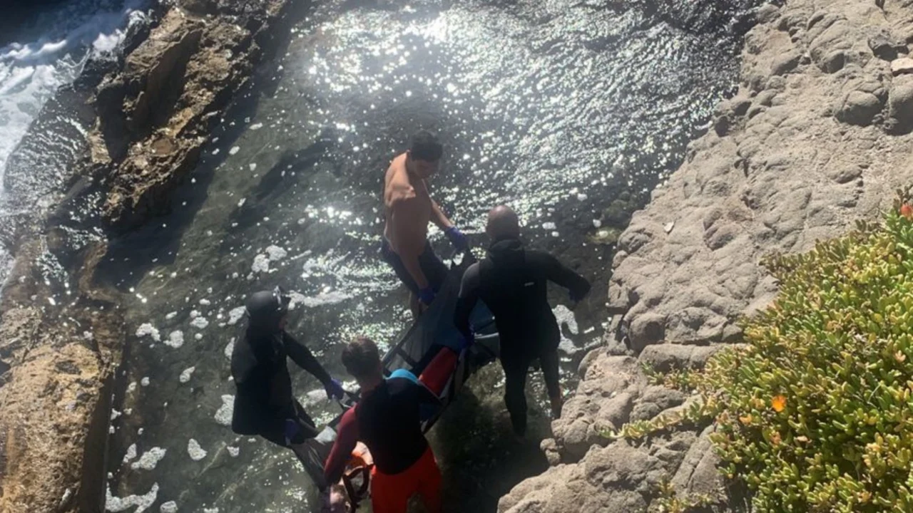 Rescatan cadáver en Playas de Rosarito; estaba entre rocas a la orilla del mar