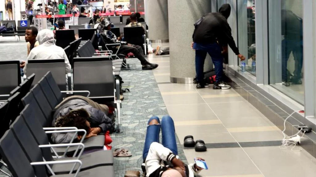 Llegada masiva de ciudadanos africanos al aeropuerto nacional 