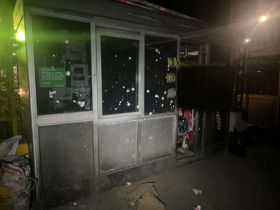 Atacan con explosivos peaje   