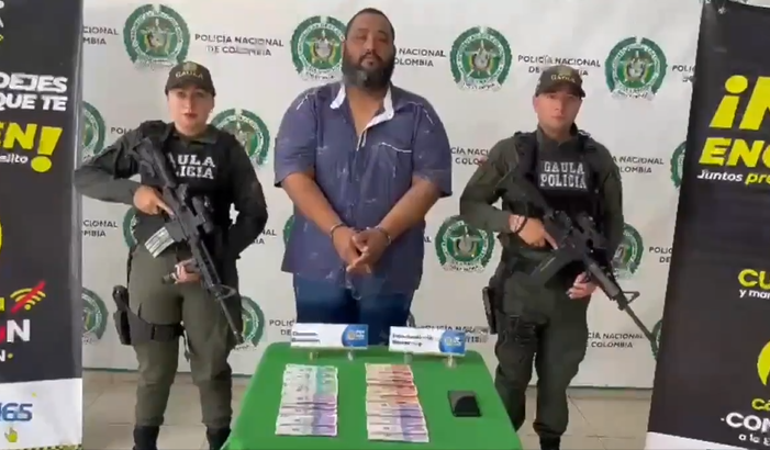 Ponía cucarachas en platos de restaurantes para luego extorsionarlos  