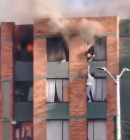 Se vistió de héroe para salvar a su vecina durante impresionante incendio 