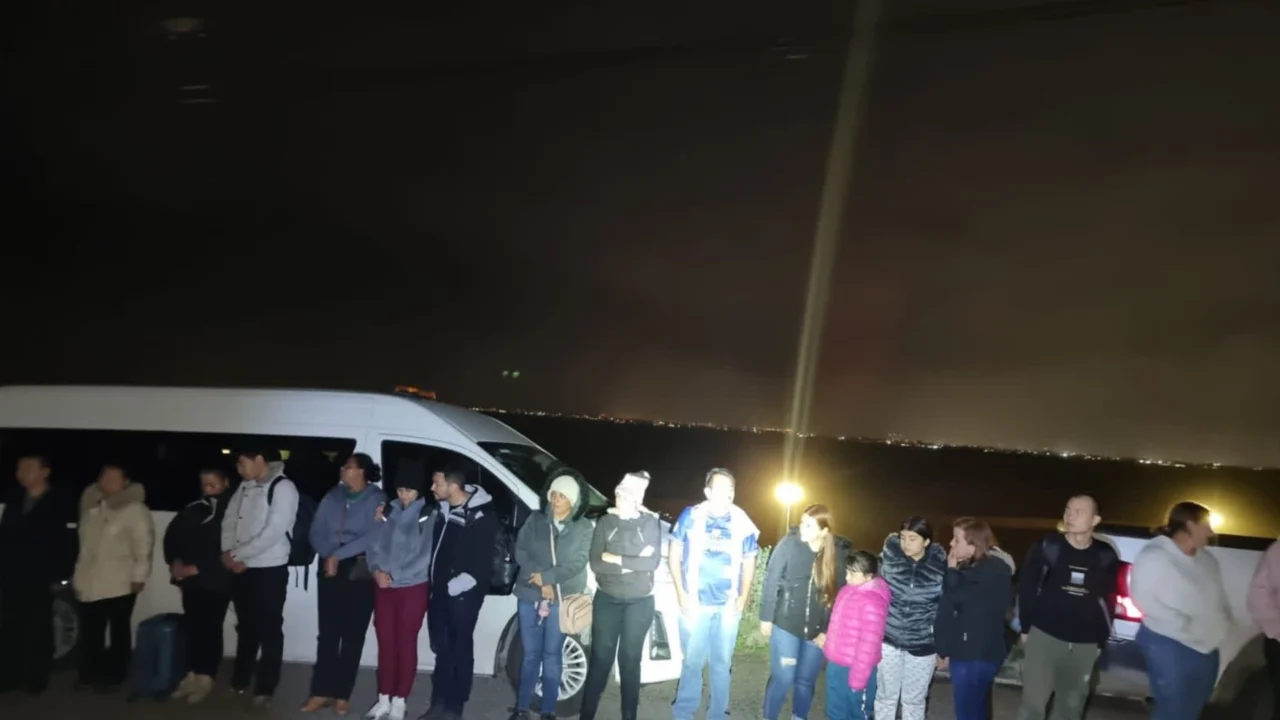 Abandonan a migrantes en Playas de Tijuana; bajo promesa de cruzar el muro los dejan en residencial