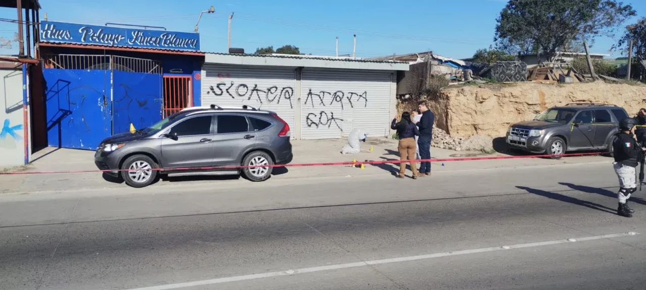 Muere policía de Tijuana tras ataque a tiros frente a Swap Meet de Fundadores