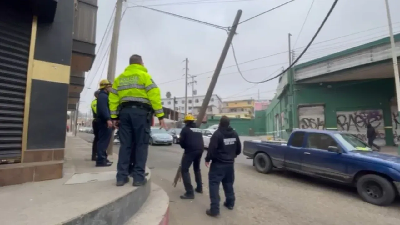 VIDEO: Camión de carga derriba postes en Zona Centro de Tijuana