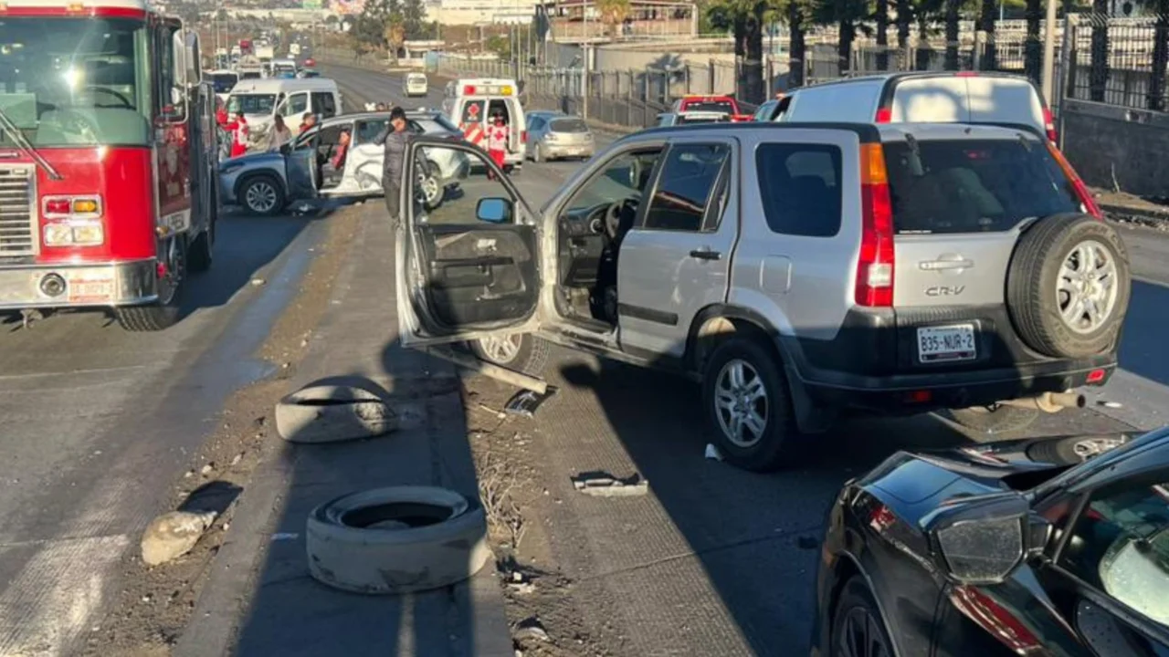 Carambola en Vía Rápida de Tijuana deja a una persona muerta y 5 lesionados