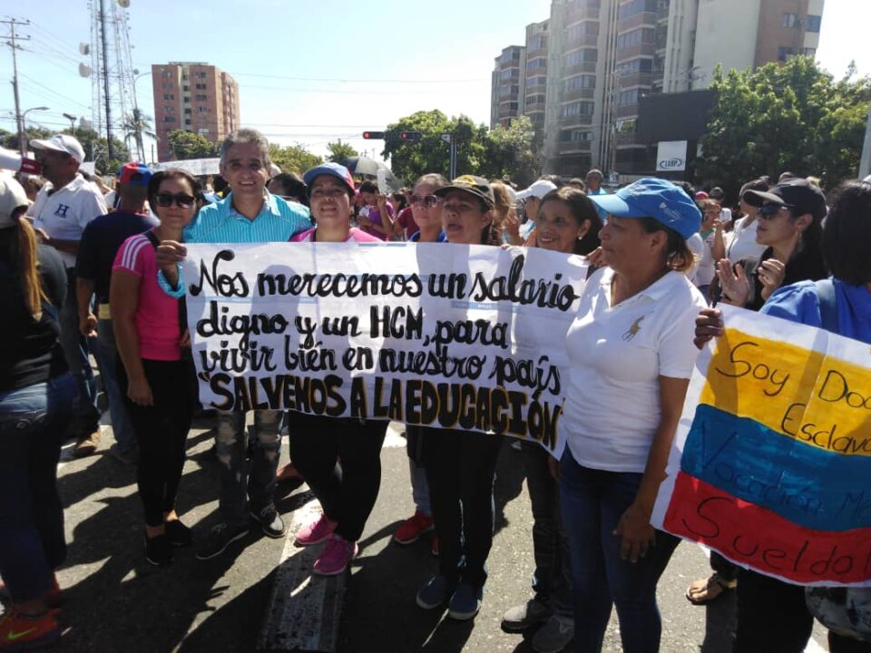 Inicia el año escolar en Venezuela en medio de protestas de maestros