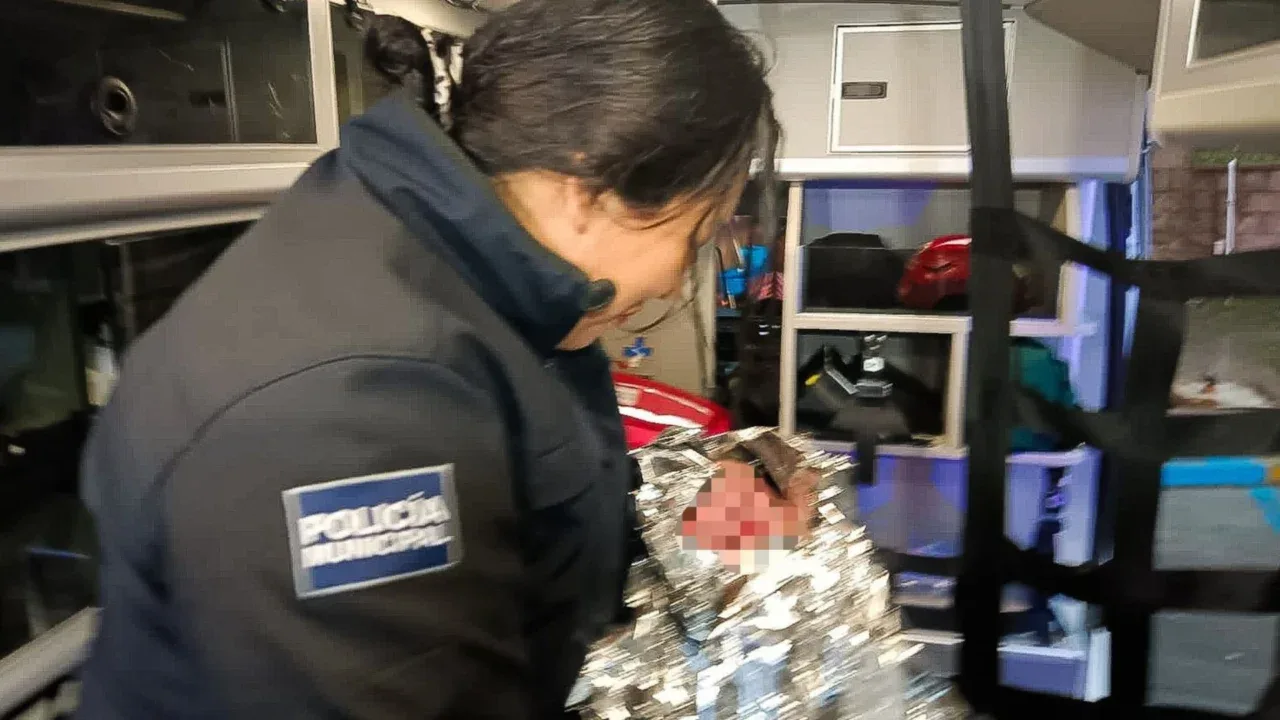 FOTOS: Policías de Tijuana asisten parto de joven en plena vía pública