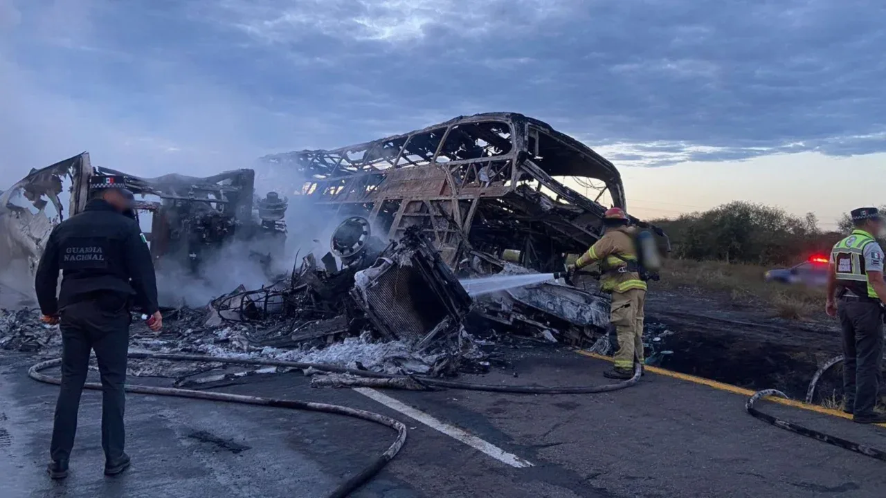 Fatal accidente en Sinaloa: Alrededor de 20 muertos tras choque en Maxipista