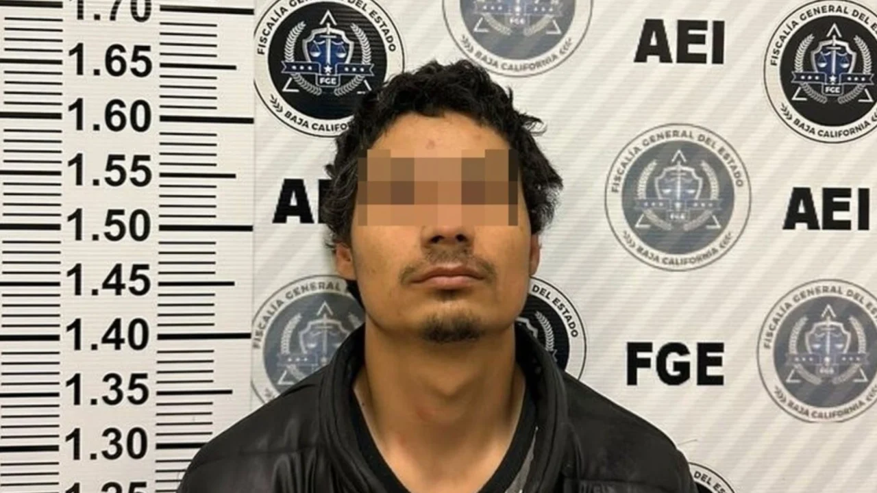 Lo sorprenden intentando enterrar un cadáver en una fosa en Tijuana