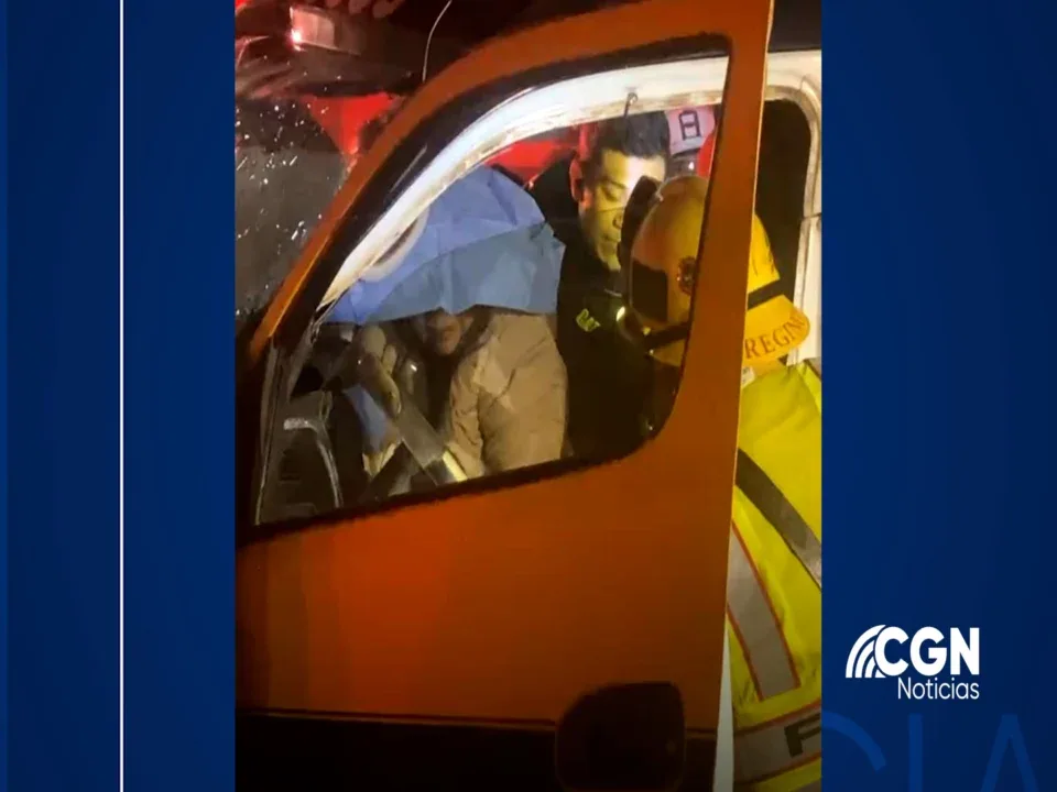Mujer queda prensada dentro de taxi en Tijuana
