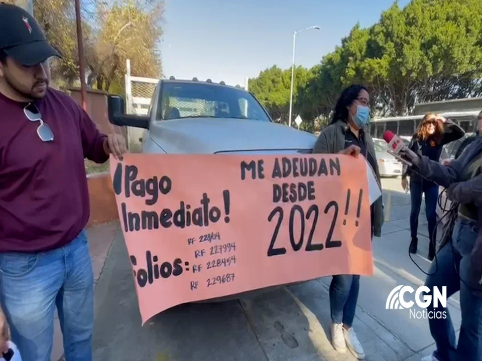 Protestan profesores por falta de pago
