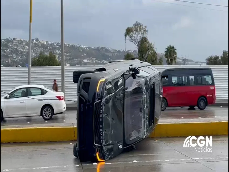 Vuelca camioneta en Blvd Aguacaliente