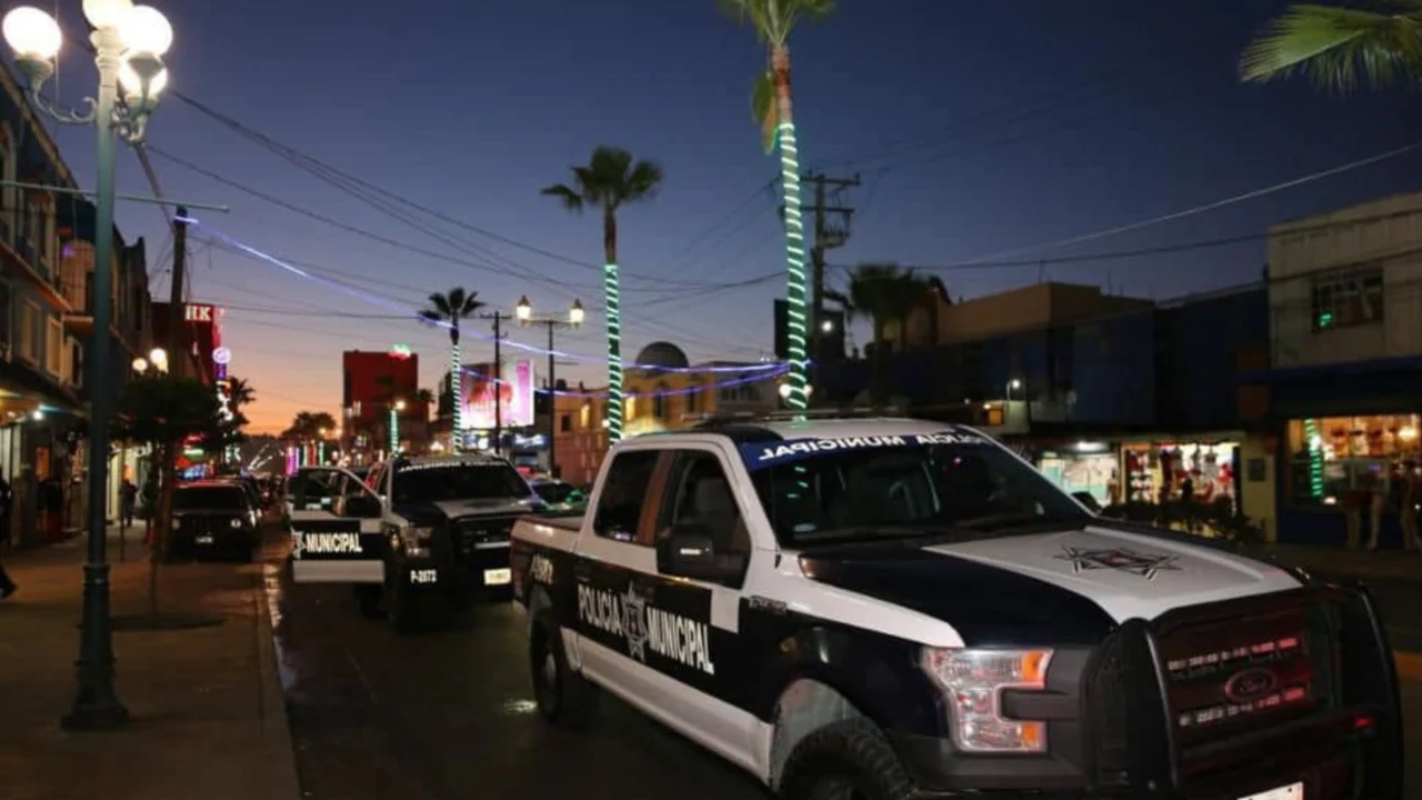 Muere policía municipal de Tijuana tras caer de un techo; dos más fueron atacados a tiros