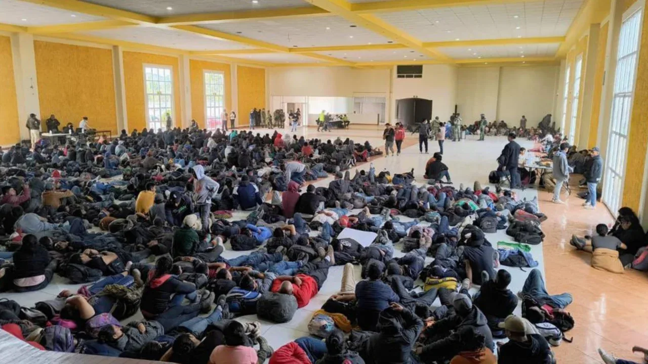 Rescatan a más de 700 migrantes en una bodega de Tlaxcala; caen presuntos “polleros”