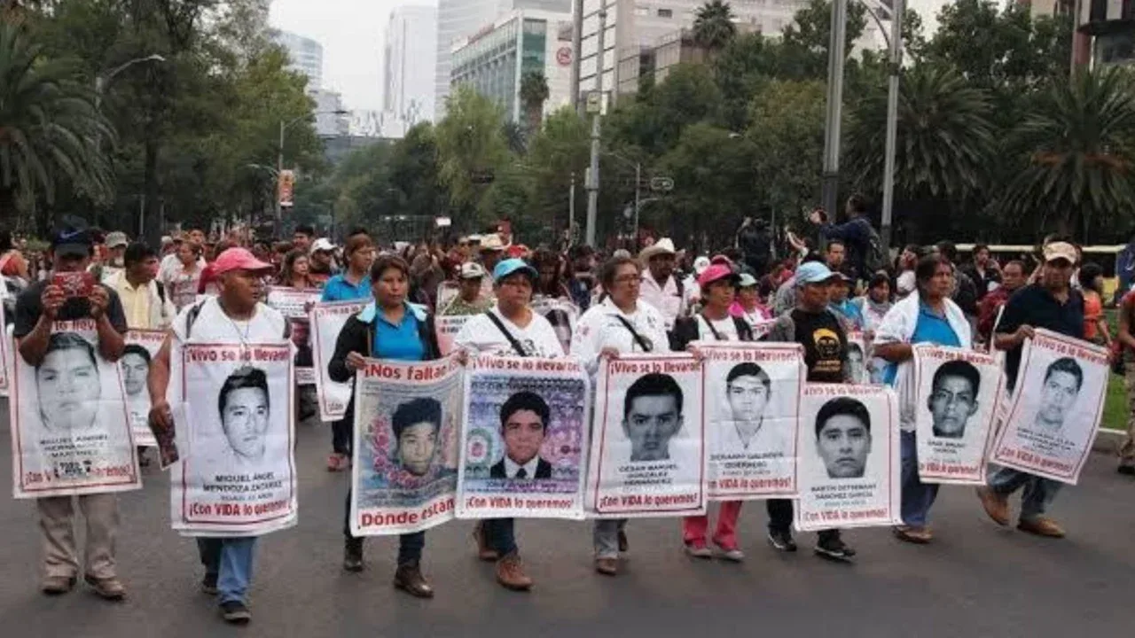 Salen de prisión ocho militares acusados en el caso Ayotzinapa; seguirán proceso en libertad