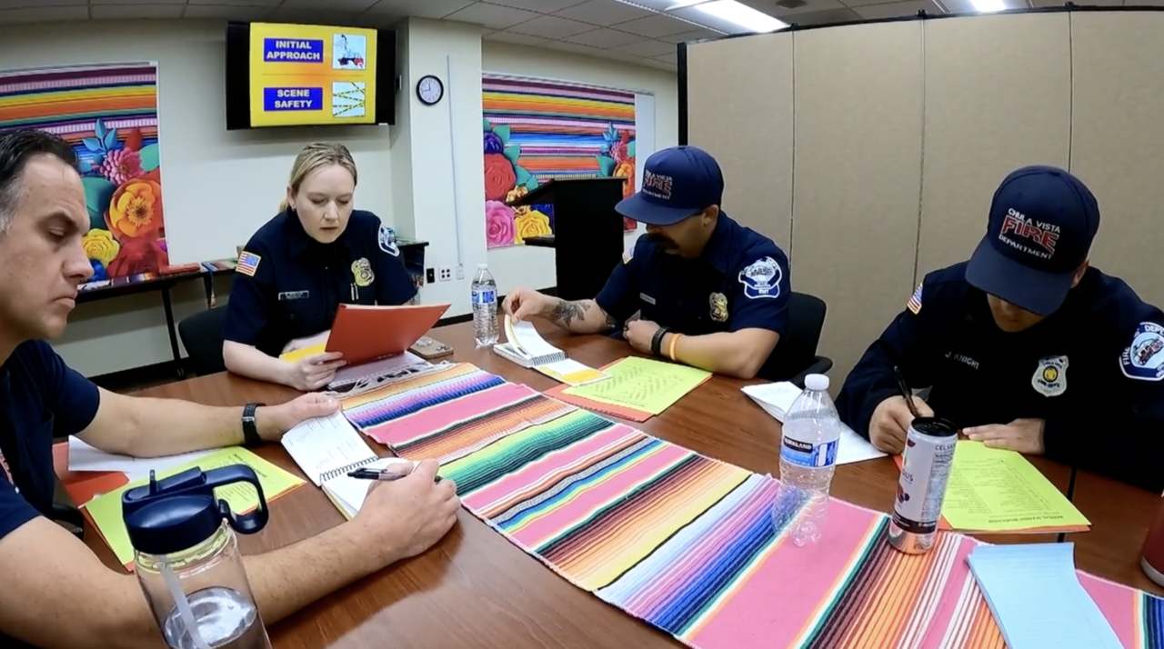 Bomberos de Chula vista, técnicos y paramédicos toman cursos en español
