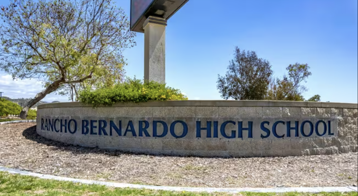 Arrestan a adolescente en San Diego por presuntas amenazas de tiroteo escolar