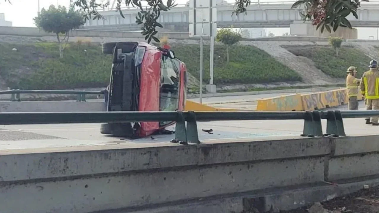 Se registra volcadura en garita de San Ysidro, el ingreso a Tijuana está colapsado