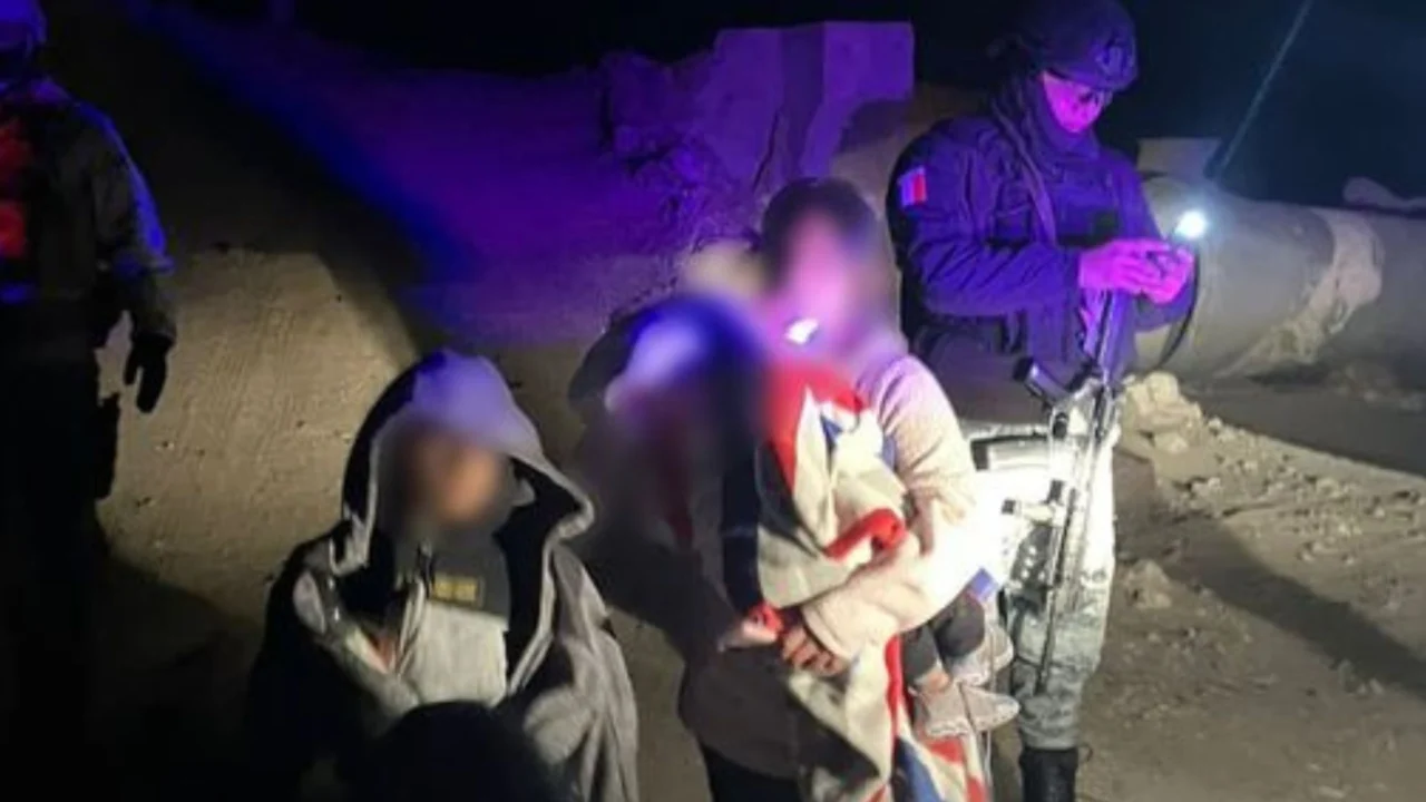 Taxista abandona a familia migrante en desierto de Mexicali; una mujer y tres niños de Guatemala