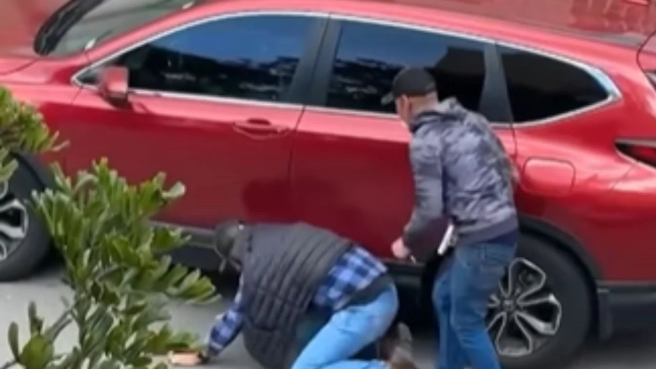 VIDEO: Captan momento en que asaltan a adultos mayores en Tijuana a plena luz del día