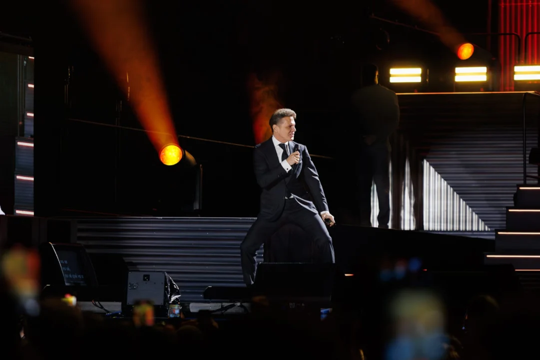 El \"Sol de México\" brilló con esplendor en concierto que cautivó a miles de dominicanos que esperaron con ansias al artista