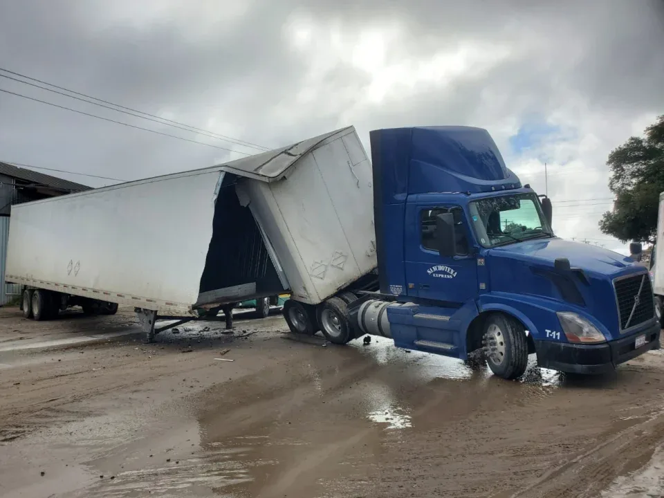 Ver Video: Choca camión con tráiler en colonia la gloria