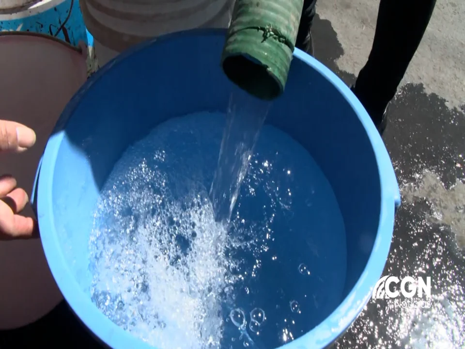 Se agudiza la escasez de agua en la ciudad de México, reciben el vital líquido por tandeo