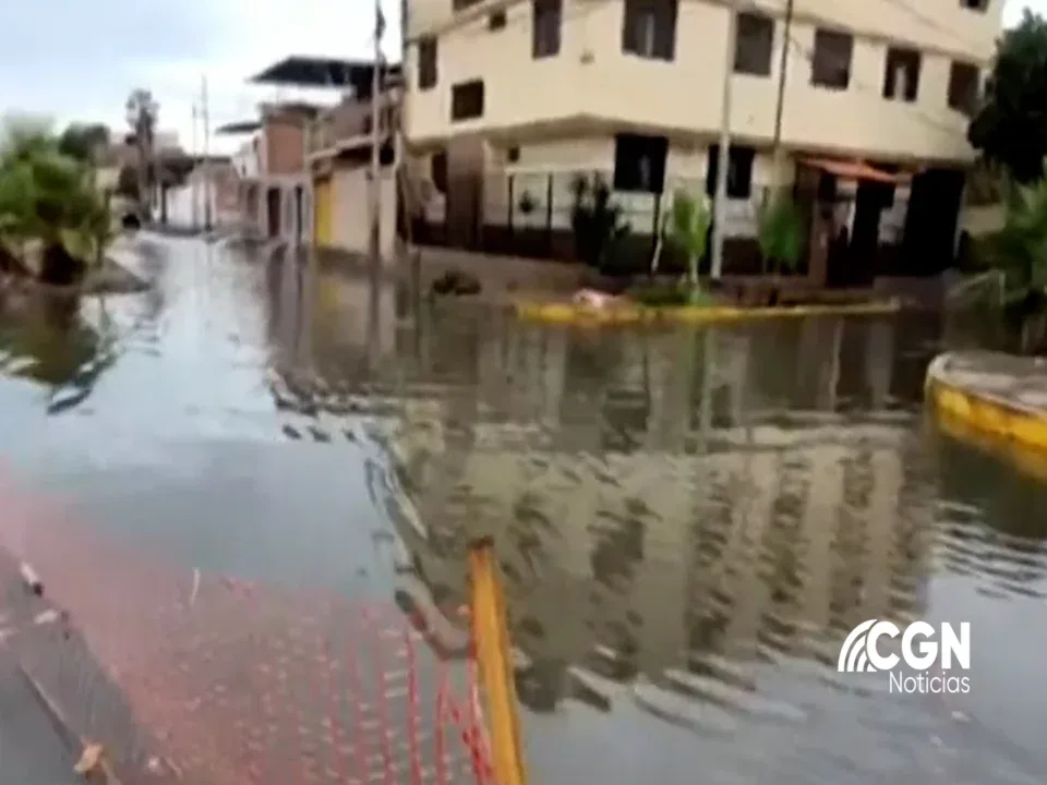 Lluvias torrenciales inundan ciudades del norte del Perú 