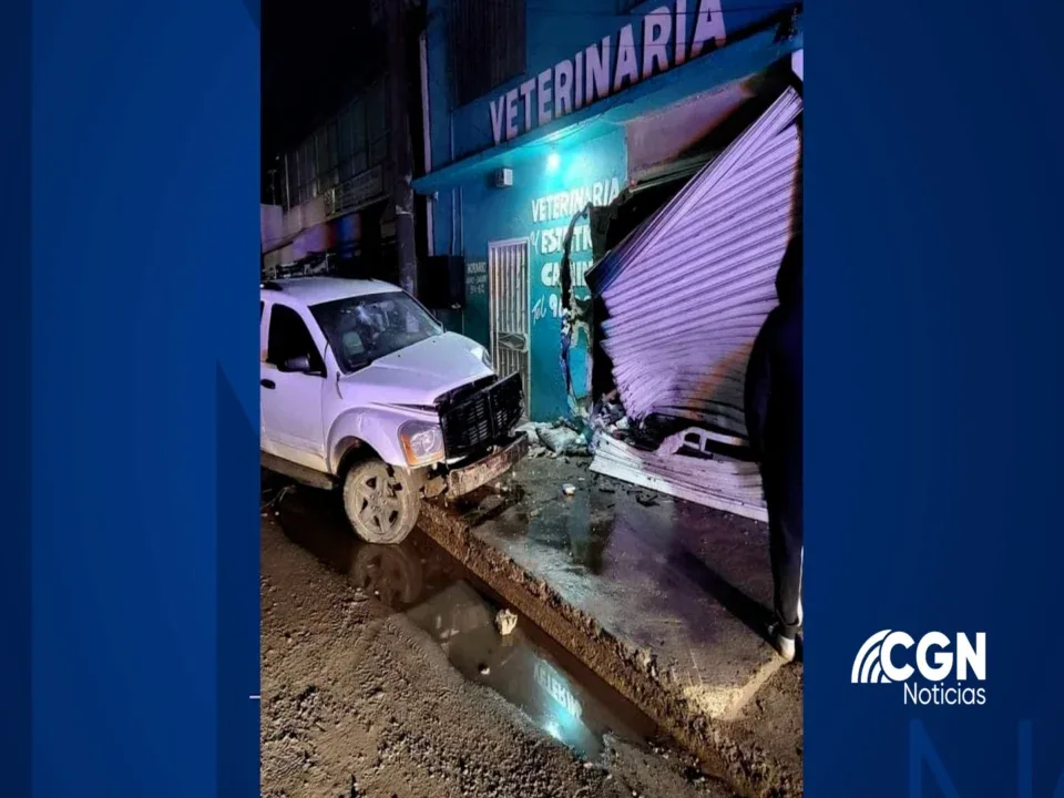Persona en estado de ebriedad choca contra una veterinaria en el boulevard Díaz Ordaz
