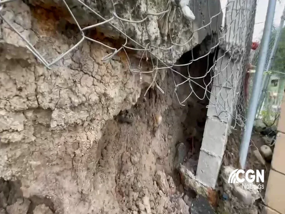 Socavón deja expuesta tubería de gas en la colonia Infonavit Lomas Verdes