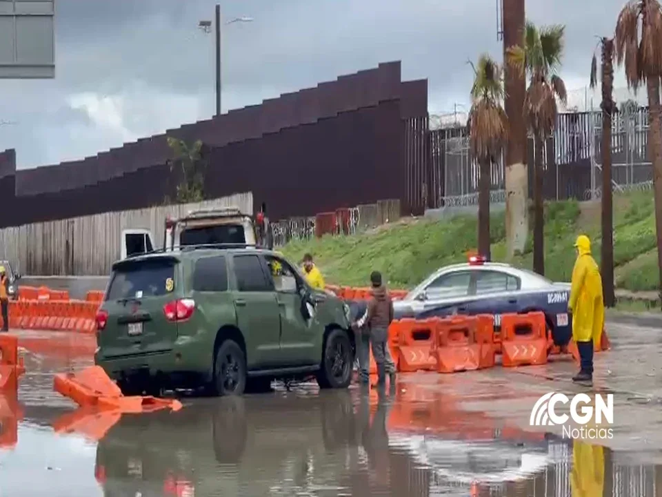 Volcadura en la Avenida Internacional deja un hombre lesionado