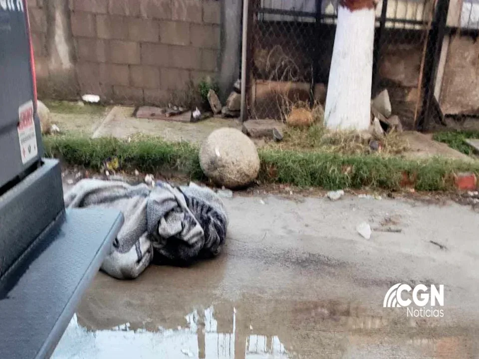 Localizan un cuerpo encobijado en la colonia El Chamizal de Tijuana