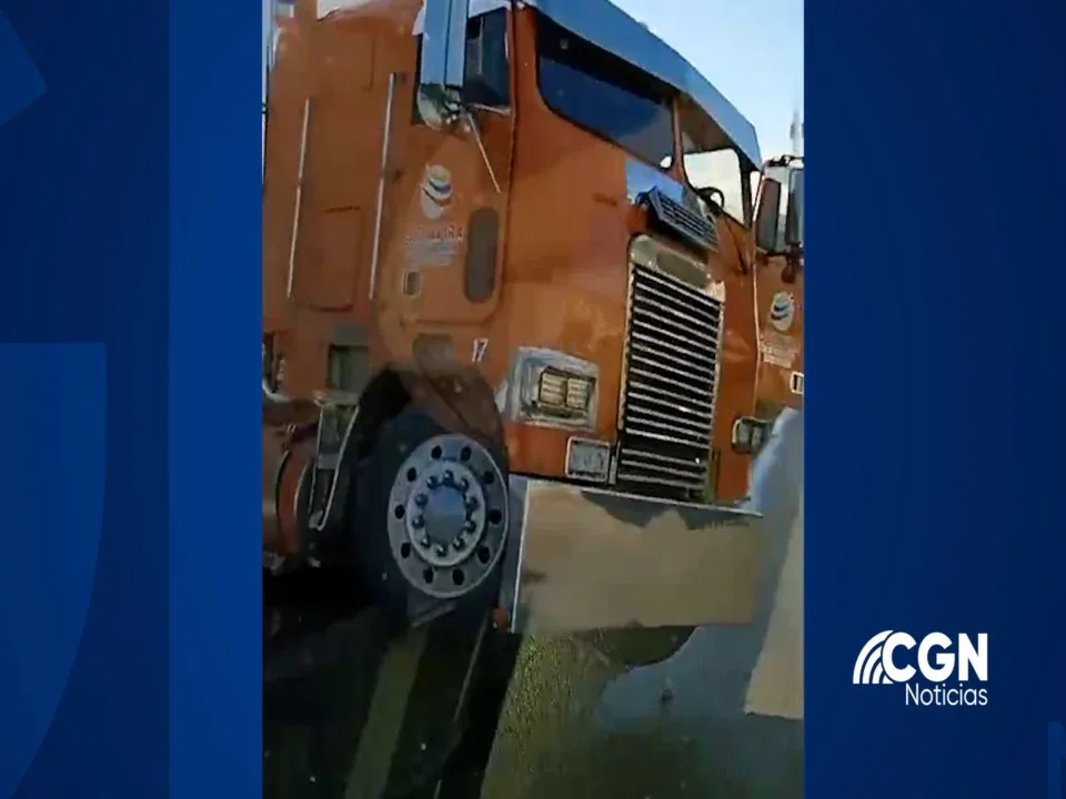 Tráiler pierde el control y sale de la carretera en el Boulevard 2000, cerraron la vialidad por varias horas