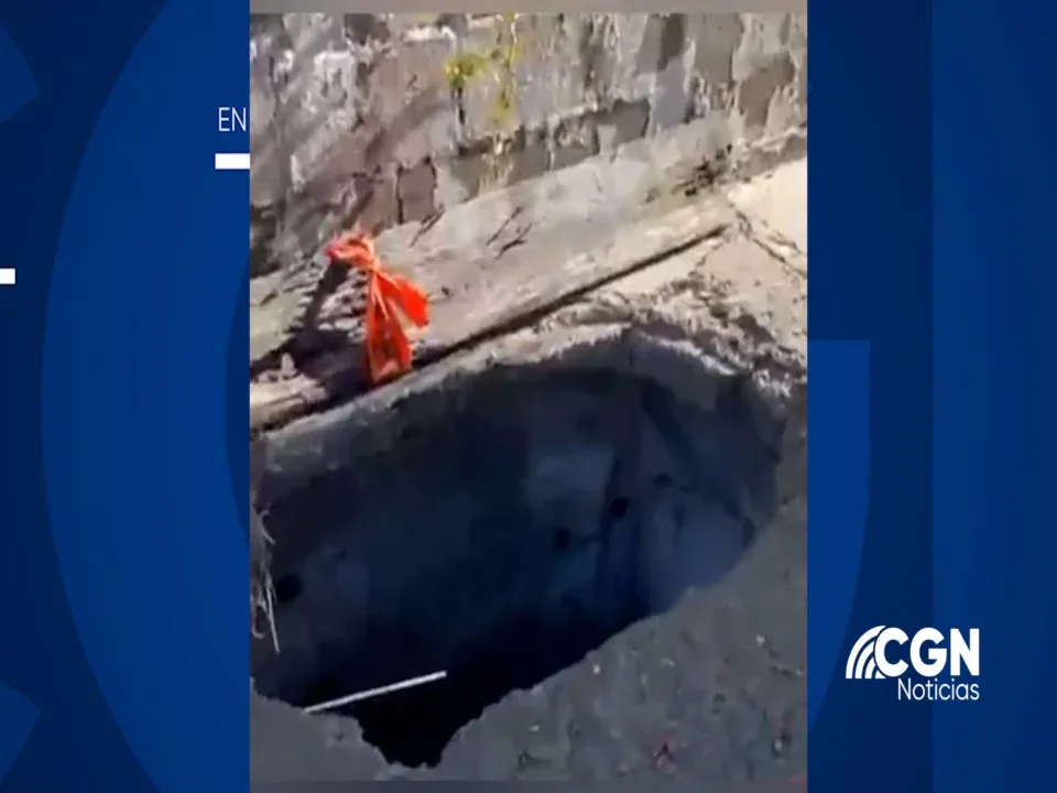 Colapso de banqueta y pluvial en la colonia Hipódromo, tiene más de 20 metros de profundidad