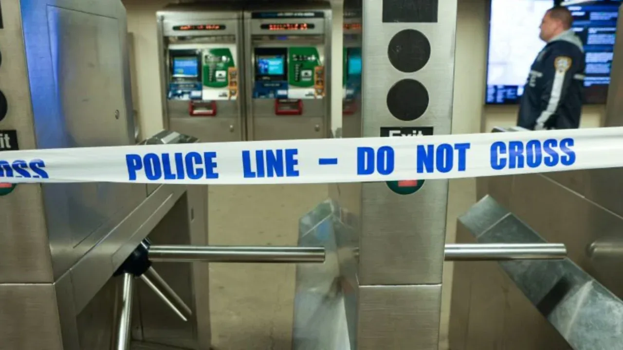 Muere mexicano por bala perdida en tiroteo en el metro de Nueva York 