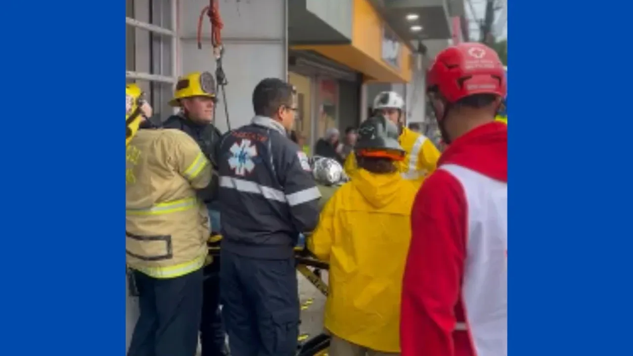 VIDEO: Rescatan a indigente en Tijuana tras sufrir descarga eléctrica en el Centro