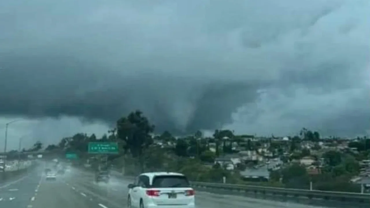VIDEO Así se captó la formación del tornado en San Diego; reportan