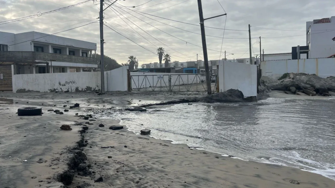 VIDEO: Se desborda el mar por alto oleaje en Playas de Rosarito