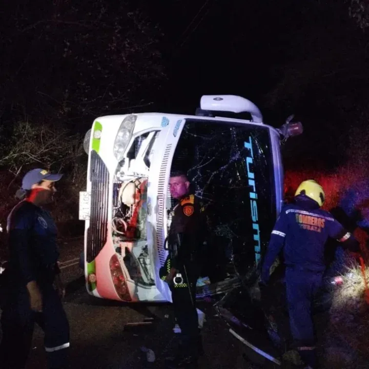 Trágico accidente dejó dos niños muertos y 25 heridos en el Atlántico 