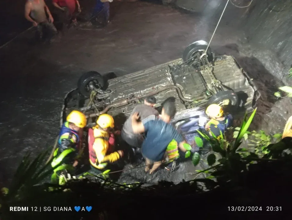 Angustioso rescate de personas que fueron arrastradas por una quebrada dentro de su vehículo  