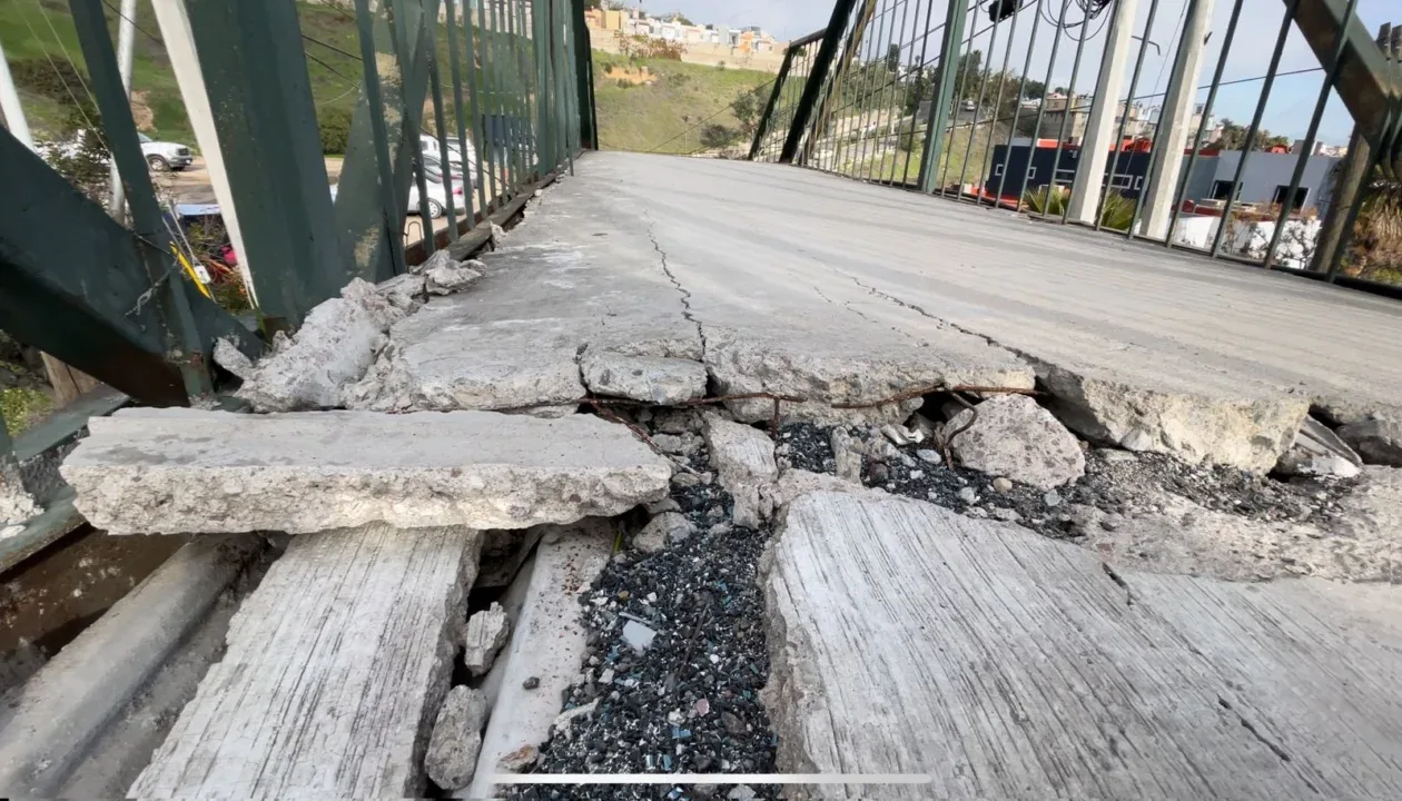 Puente peatonal a punto de colapsar en Tijuana, ciudadanos temen por su vida
