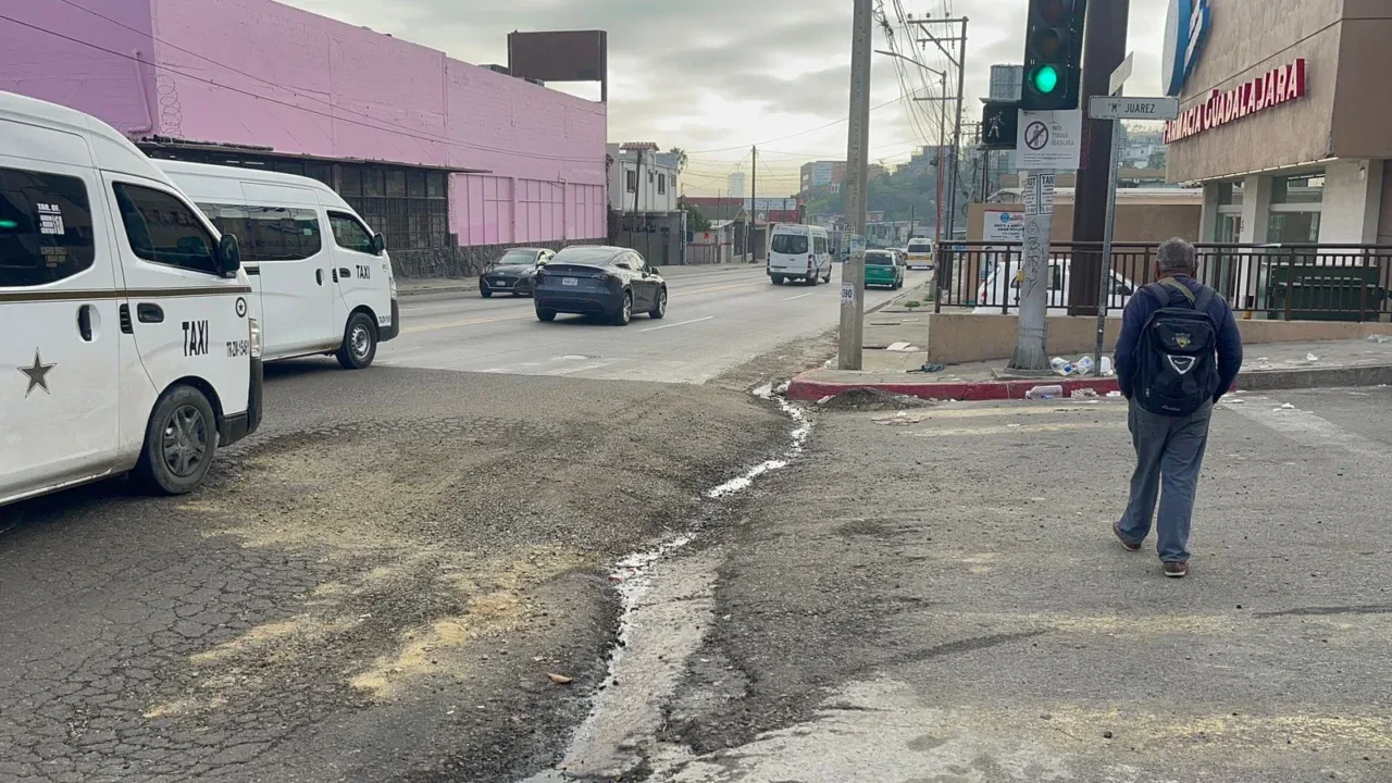A cinco meses de su pavimentación se crea mega bache en la calle segunda de Tijuana