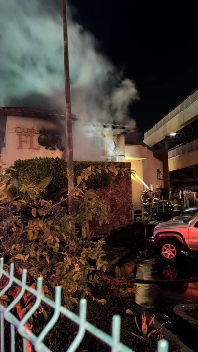 Se incendia restaurante “Café de la Flor” en plaza comercial de Tijuana