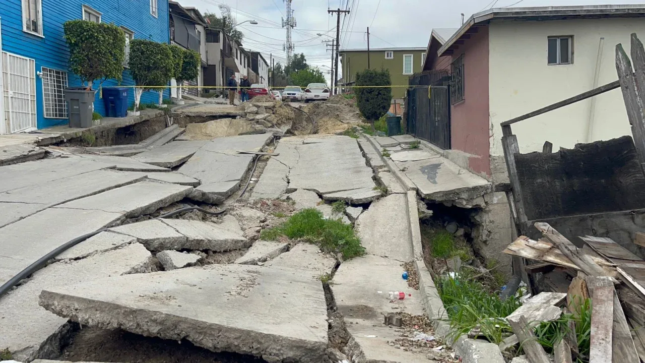 Por fuga de agua se derrumba calle en la colonia del Rio en Tijuana, hay 6 casas afectadas