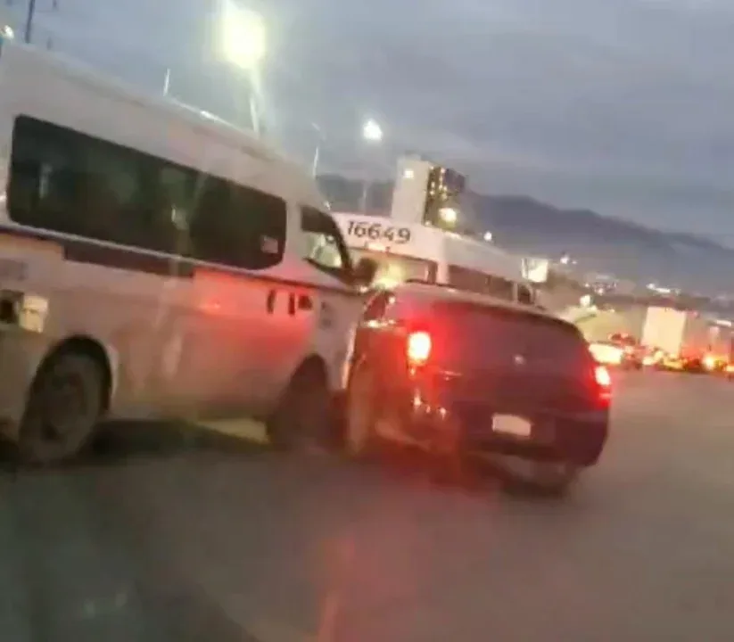 Pelea vial provoca terror en carretera de Tijuana, los responsables fueron detenidos
